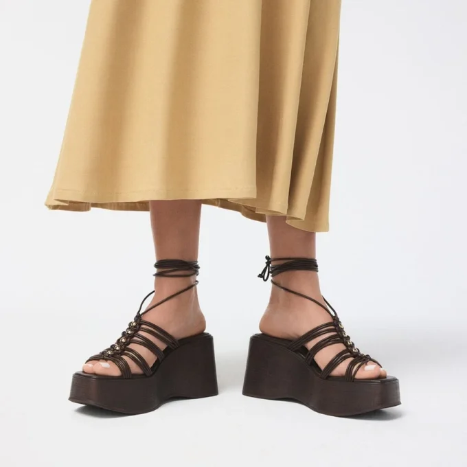 Sandalia de cuña con tiras de madera, Cuña Sandalia de cuña con tiras de madera, Cuña